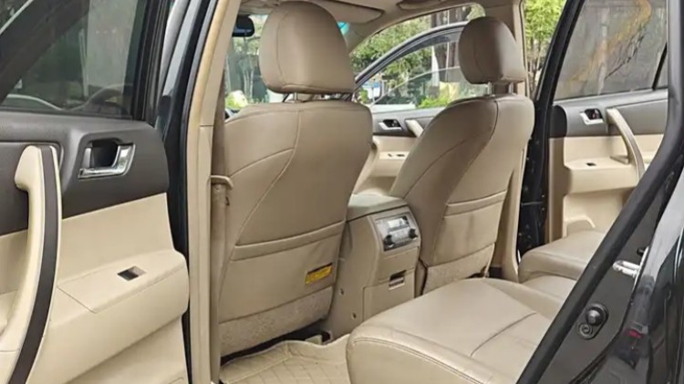 The Interior of used 2009 Toyota Highlander for Sale-Back row